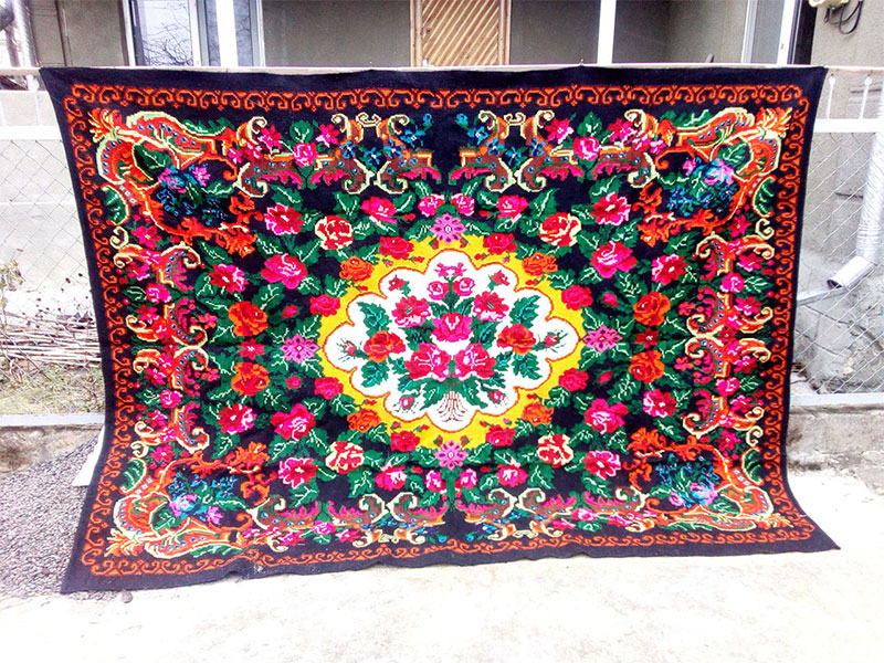 Пестрый молдавский ковер